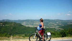 Groepje fietsers E-bike Piemonte wijngaarden